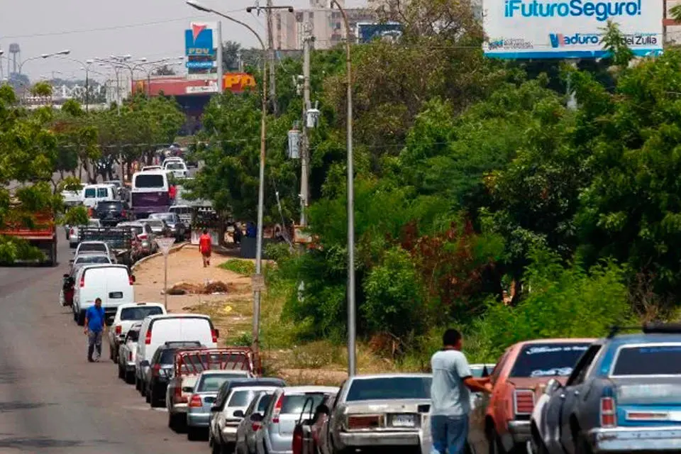 Ni DOLARIZADA: venezolanos hacen largas colas para intentar abastecerse de gasolina