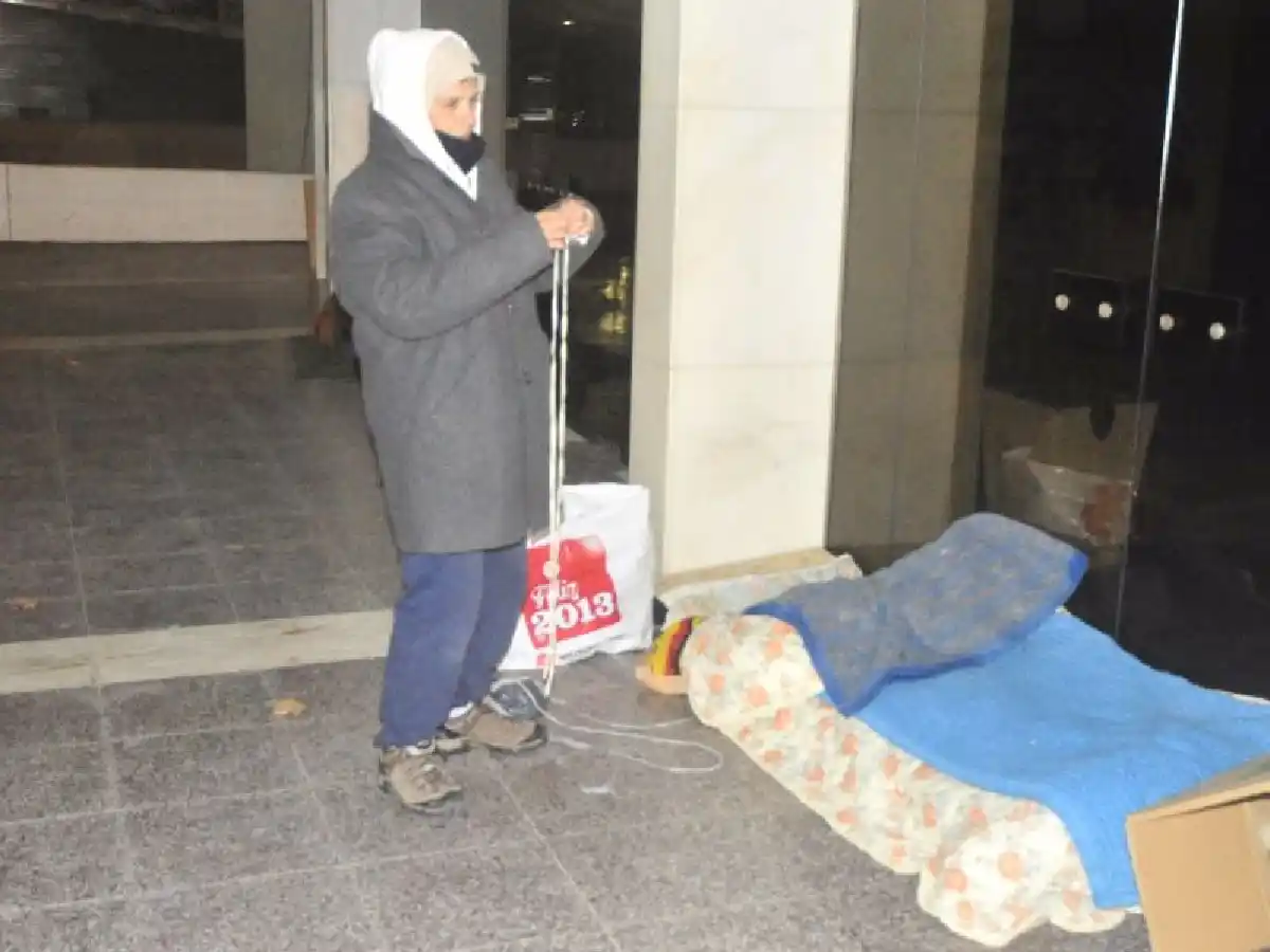 El drama de dormir a la intemperie en la noche más fría