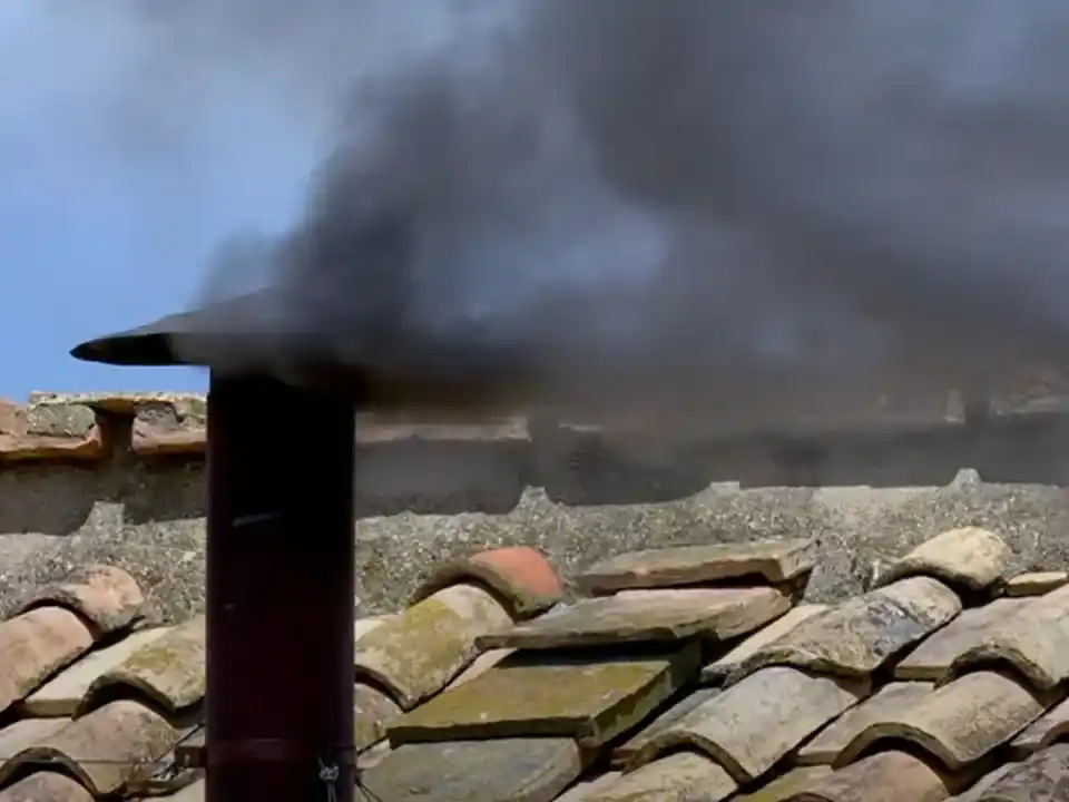 Sigue sin definirse el nuevo Papa: segunda fumata negra en el Cónclave