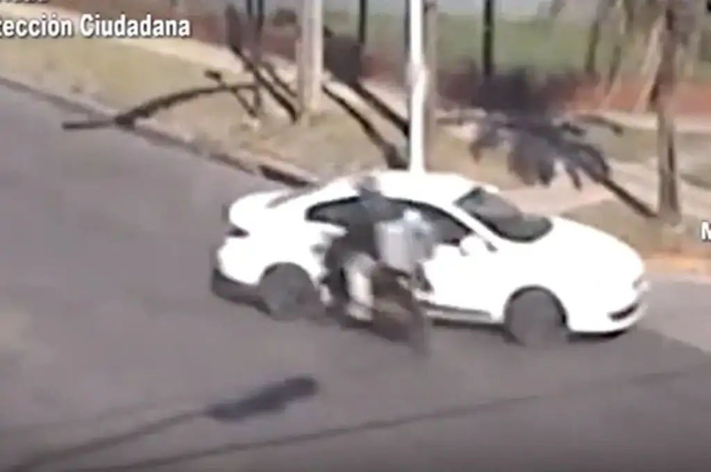 Accidente entre una moto y un auto