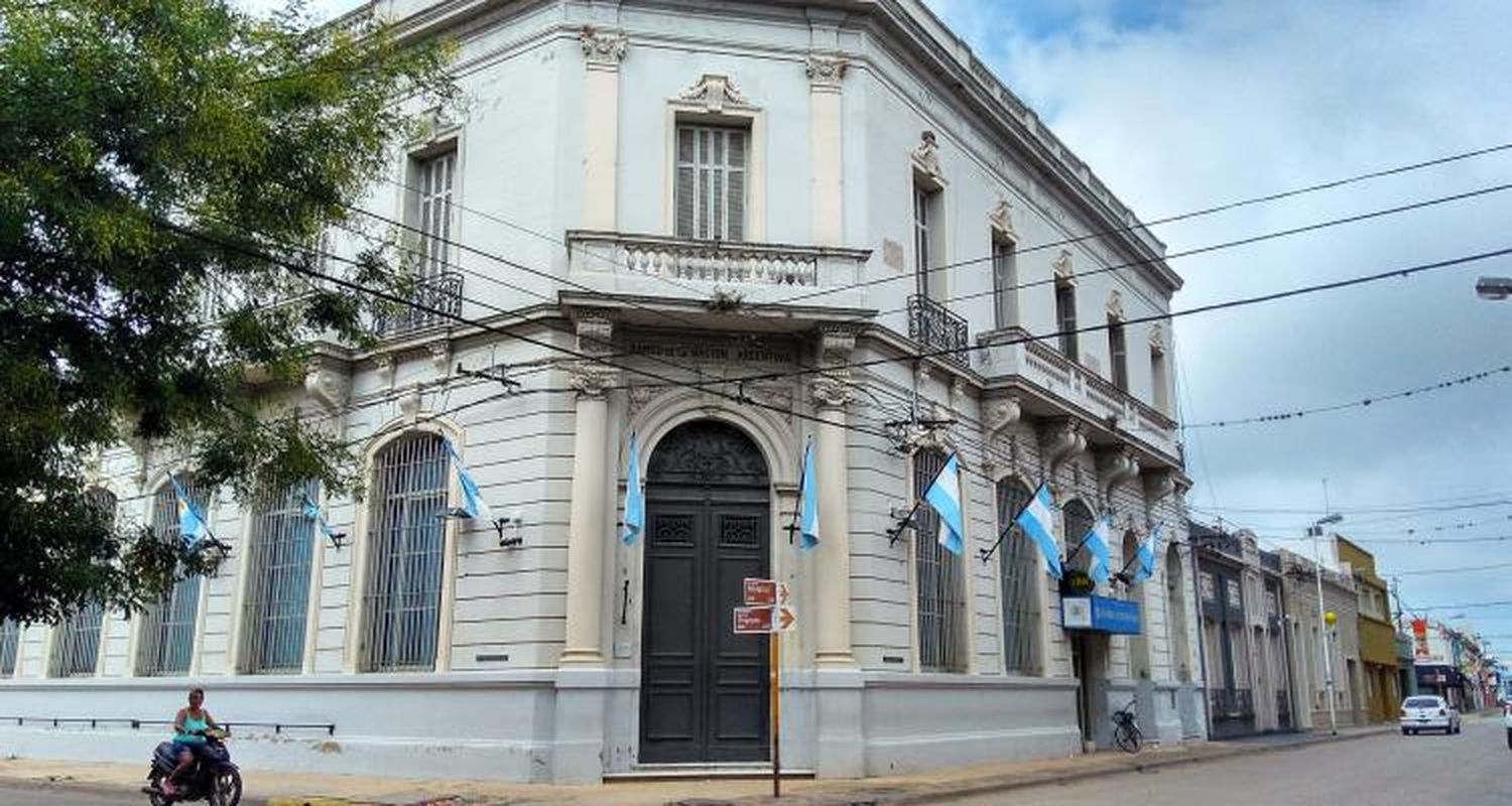 Bancos cerrados por feriado y problemas por cajeros sin dinero