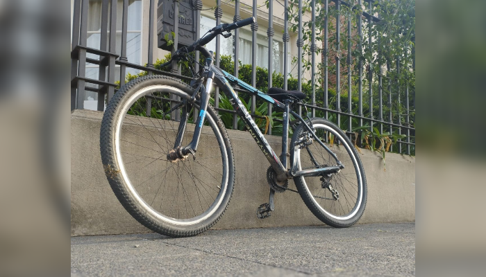 El dueño busca datos para poder hallar su bicicleta.