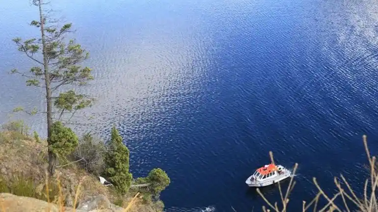 Con un robot de Prefectura buscan el auto del joven que se arrojó con su novia al lago Lácar