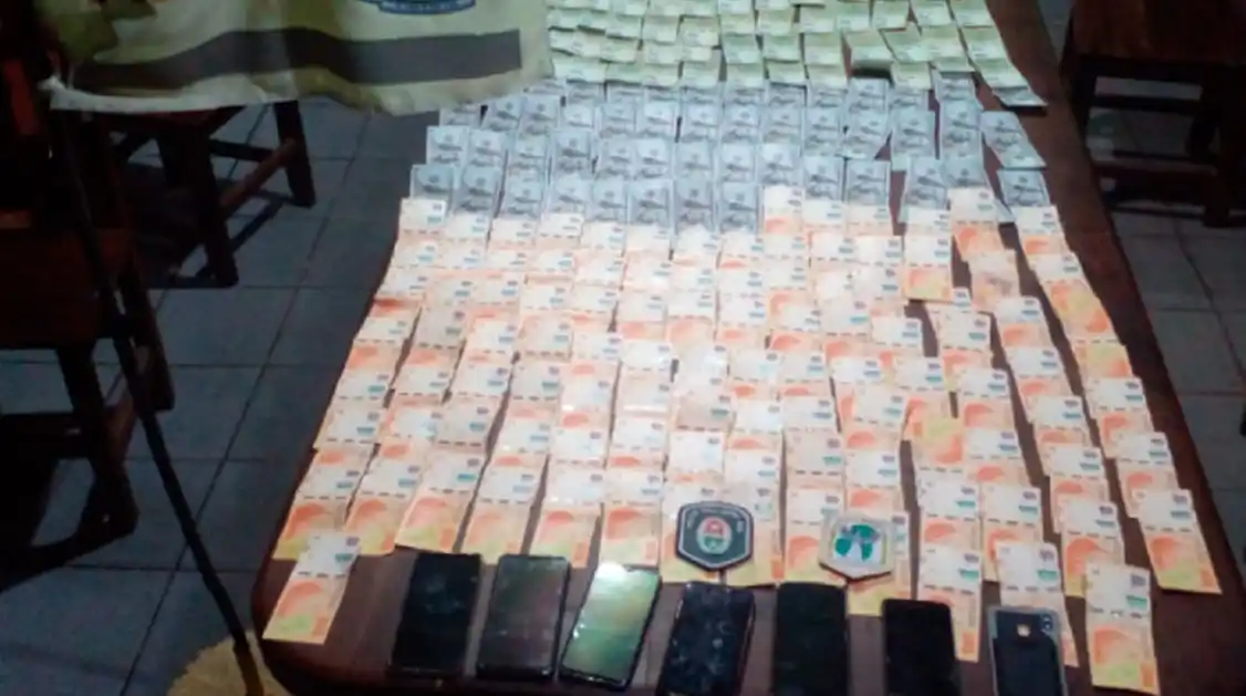 En un control policial en Brazo Largo secuestraron vehículos, dinero, droga y celulares