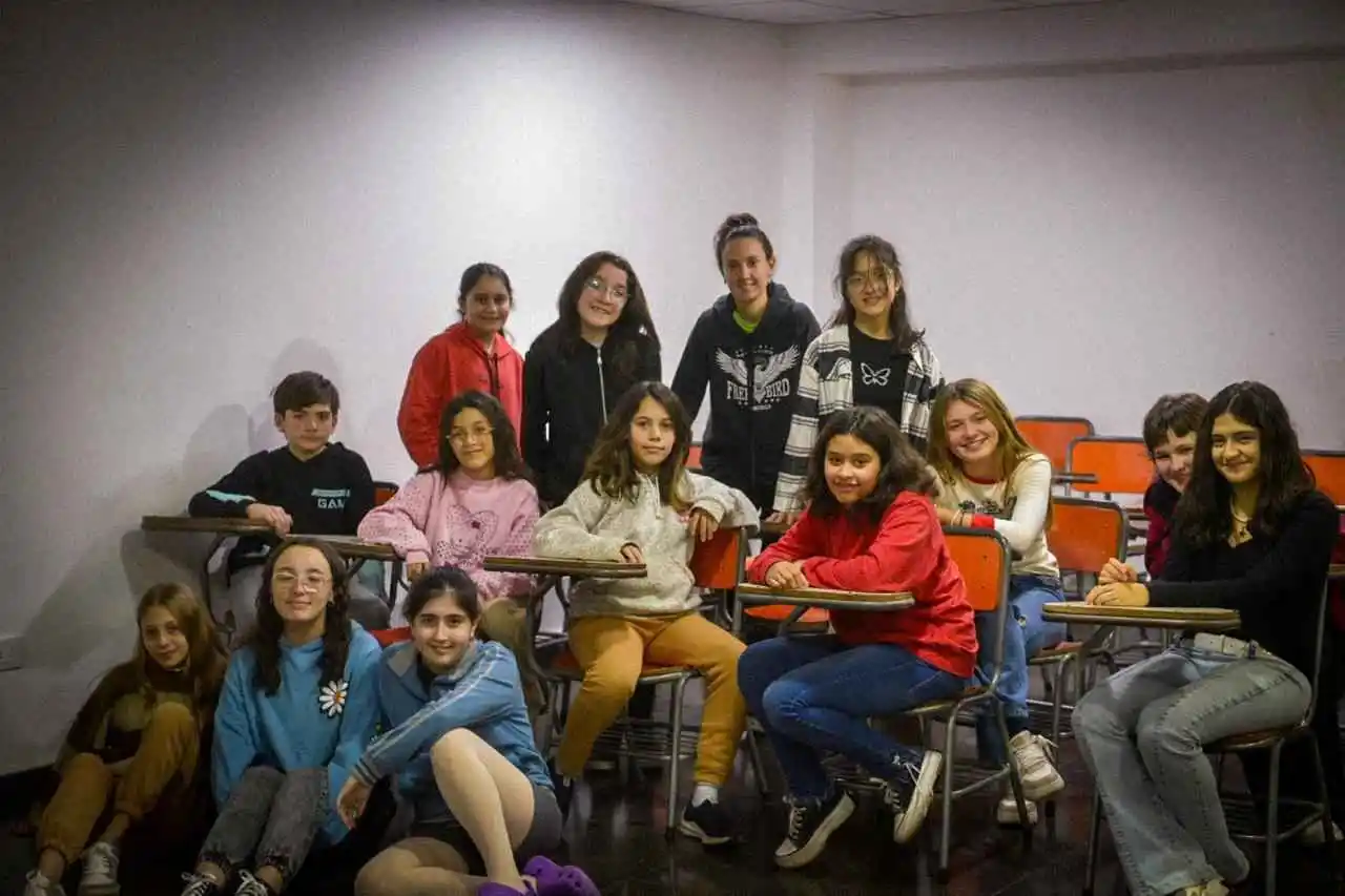 La profesora María Victoria Martino acompaña a las y los participantes del taller en el proceso de escritura, escucha y creación colectiva