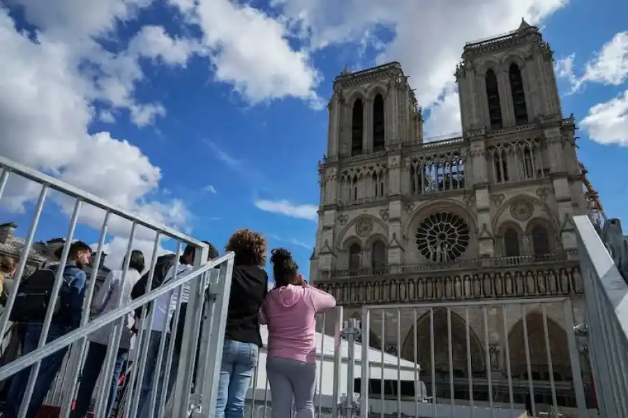 Las personas observan de cerca la catedral de Notre Dame mientras visitan el sitio de reconstrucción durante el Día del Patrimonio en París - AP Photo/Michel Euler, File