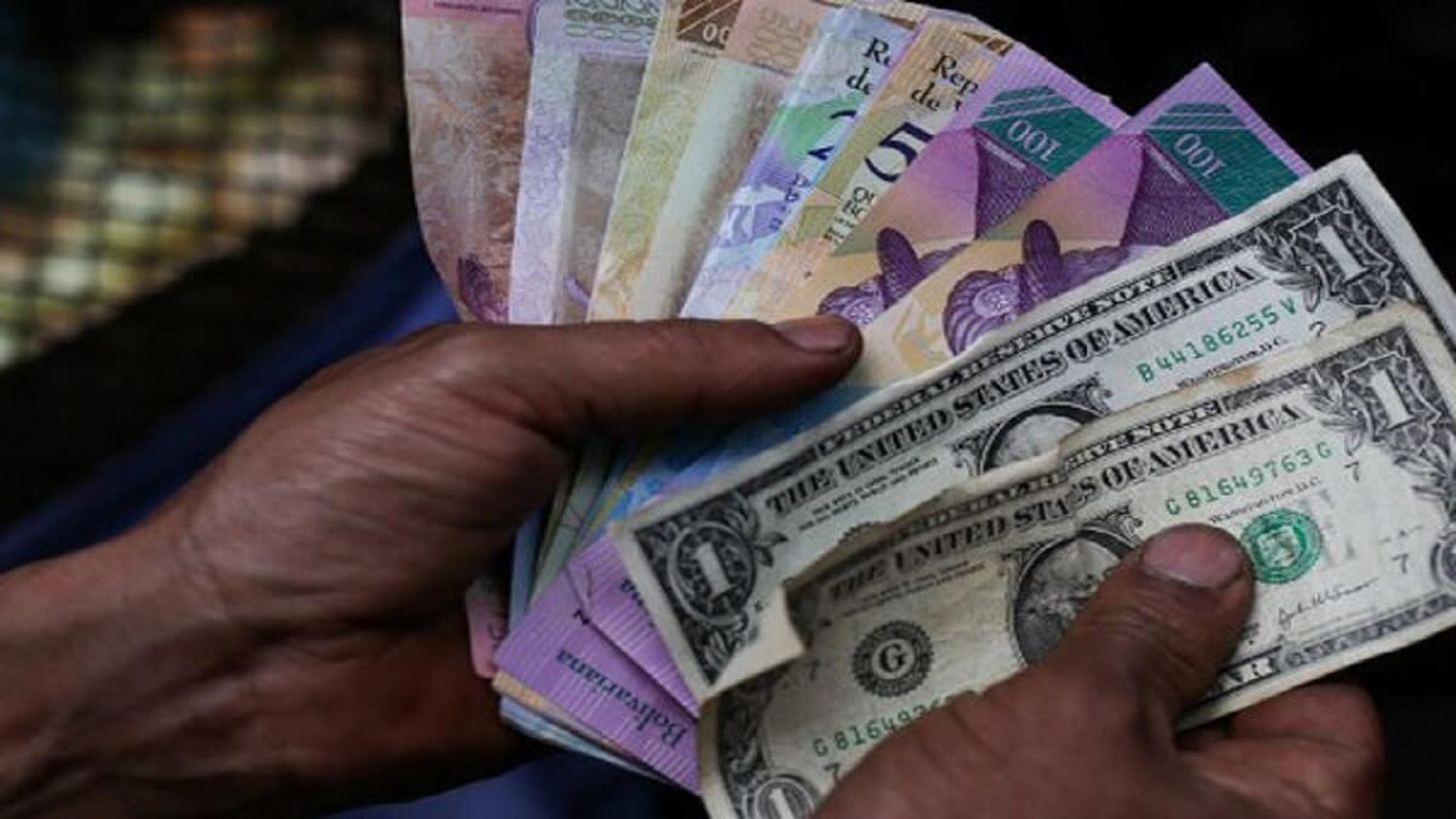 EL POBRE BOLÍVAR sigue perdiendo frente al dólar y nuestros bolsillos cada vez peor