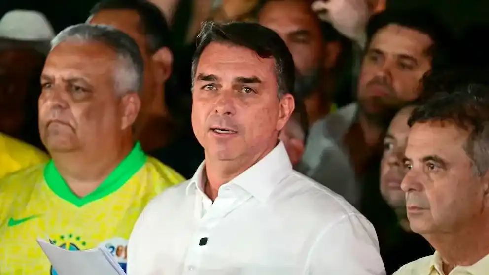 Flávio Bolsonaro dijo que pedirá la anulación de las elecciones en Brasil: “Lo que pasó no es normal” (AFP)