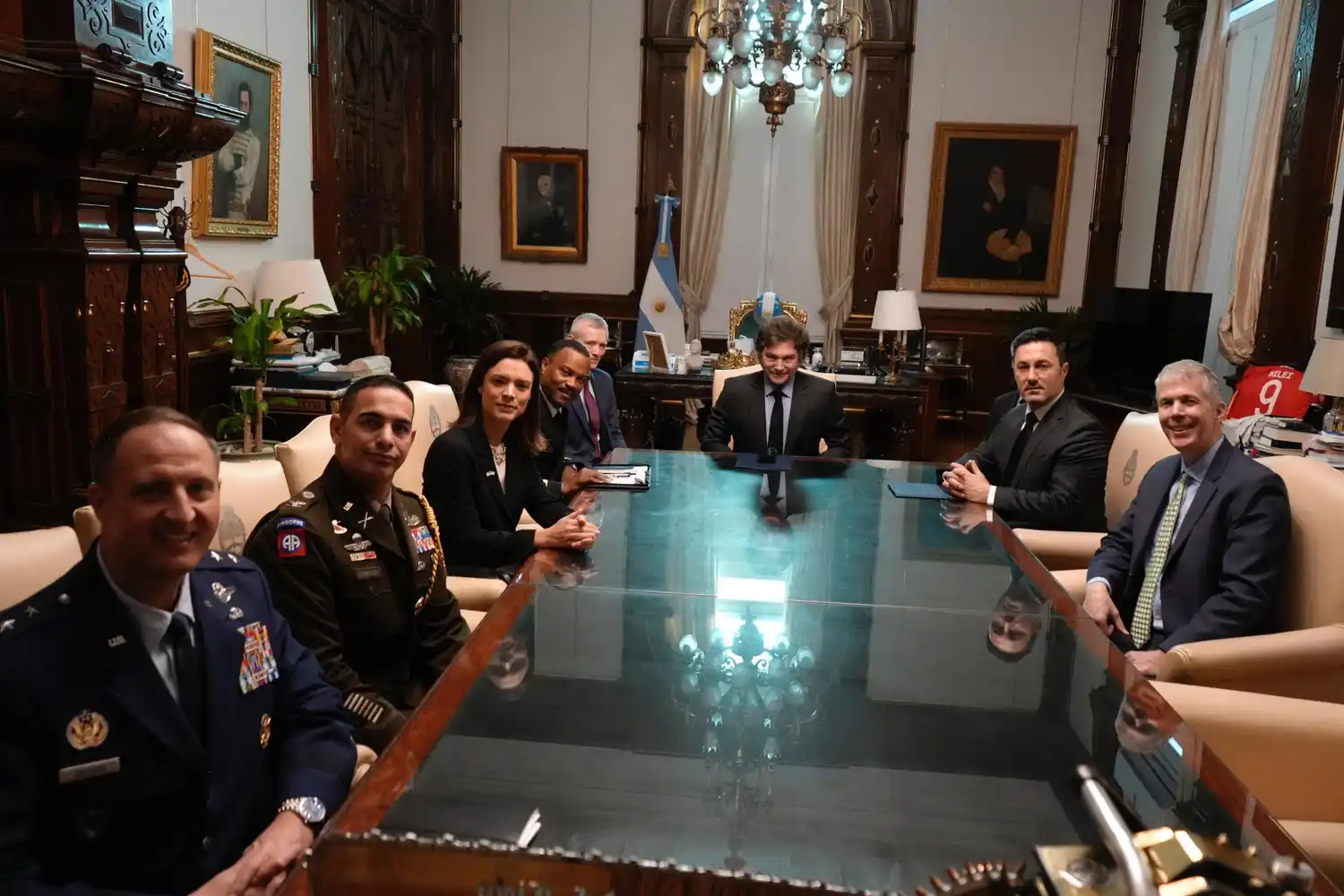 Milei recibió en la casa rosada al jefe del Comando Sur para reforzar la cooperación con EE.UU.