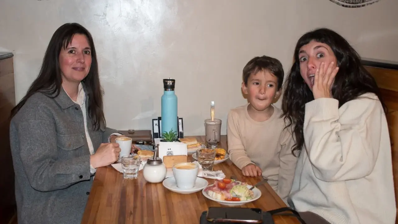 Ruya. En familia. Clara, Mari y Oasis, quien quiso interpretar la foto con gesto de sorpresa