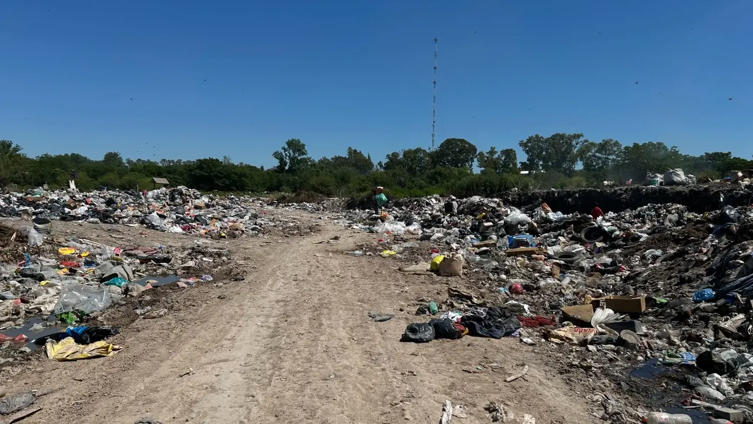 El basural a cielo abierto, está ubicado a metros de la localidad de Los Cazadores.