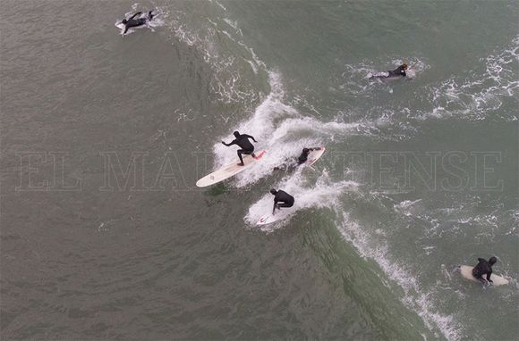 Volver al mar: surfistas realizaron una "metida masiva" en Mar del Plata