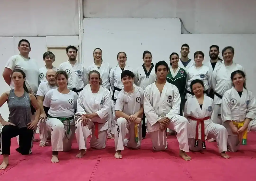 Gabriela Basualdo (centro de la imagen) junto al equipo de Taekwondo Juche Argentina