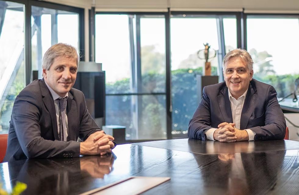 Luis Caputo y Martín Llaryora en el Centro Cívico (Archivo)