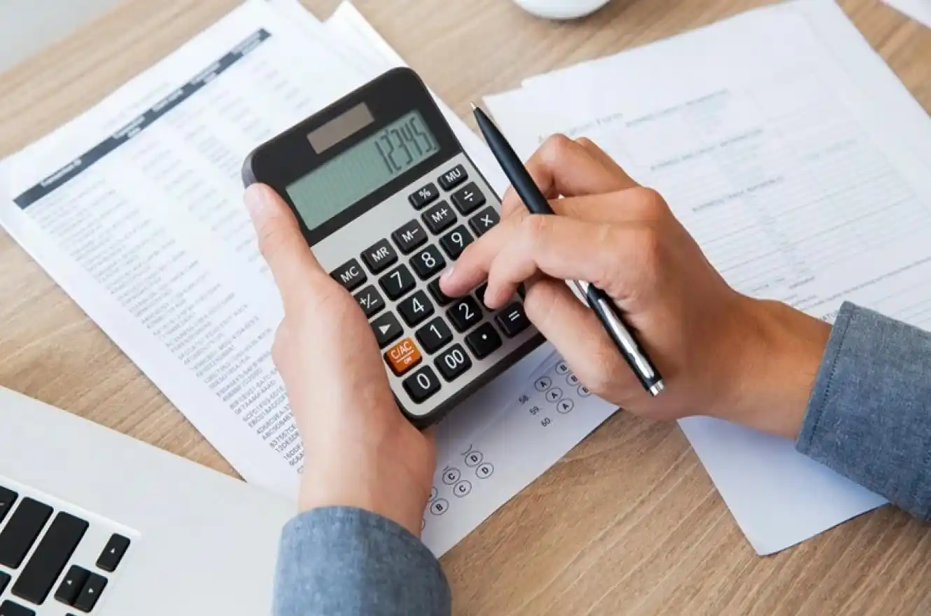 El Gobierno evalúa un profundo cambio fiscal que impactaría a más de dos millones de monotributistas