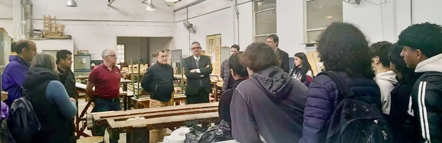 Alumnos de la Escuela Técnica Nº1 participan de un curso de armado de muebles con tableros