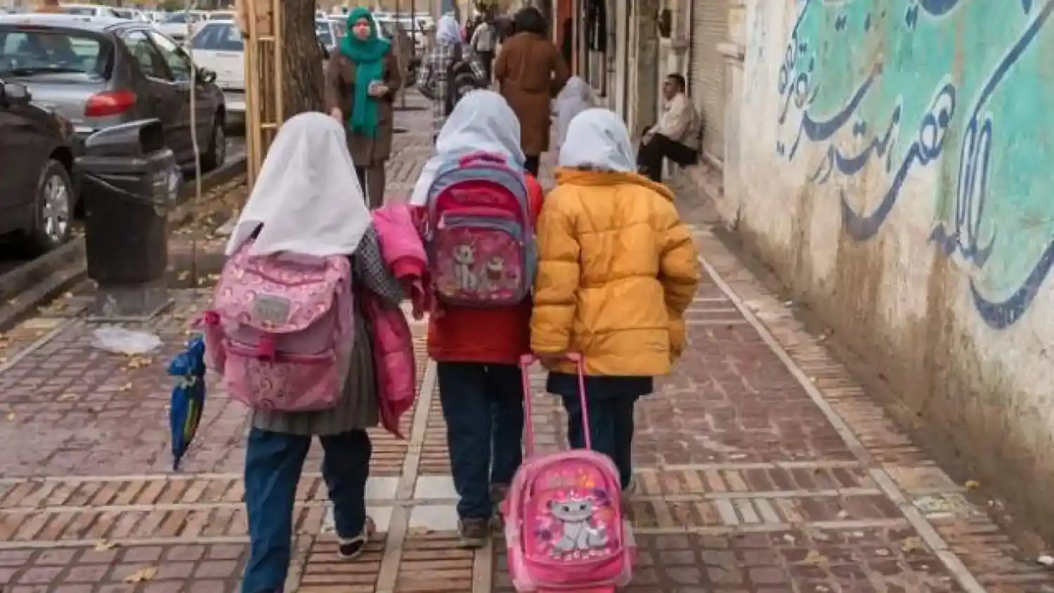 ¡TERRORISMO CONTRA LAS MUJERES! Envenenan a decenas de niñas en escuelas de Irán