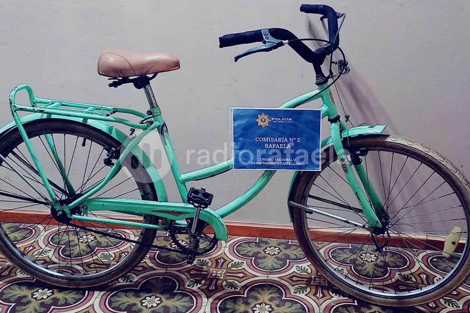 Vieron a una pareja con una bicicleta sospechosa: era robada