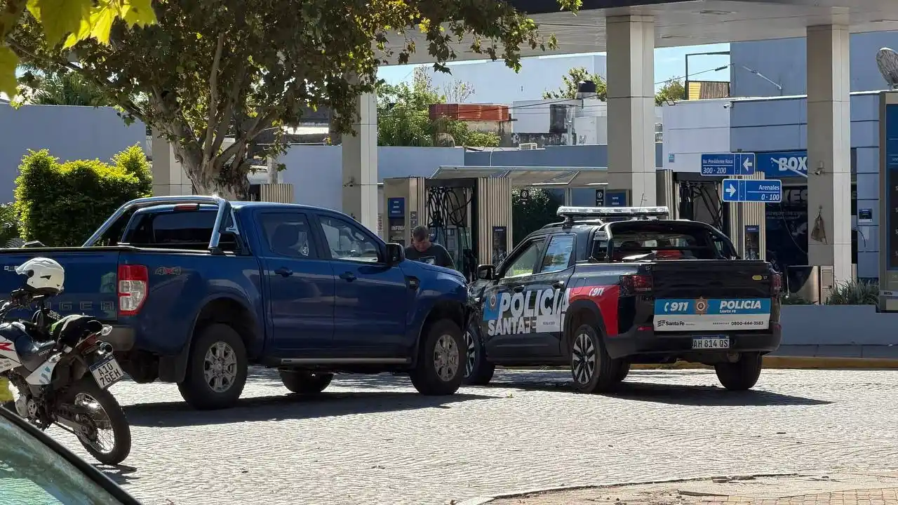 Choque entre un patrullero y una camioneta en bulevar Roca y Arenales - 1