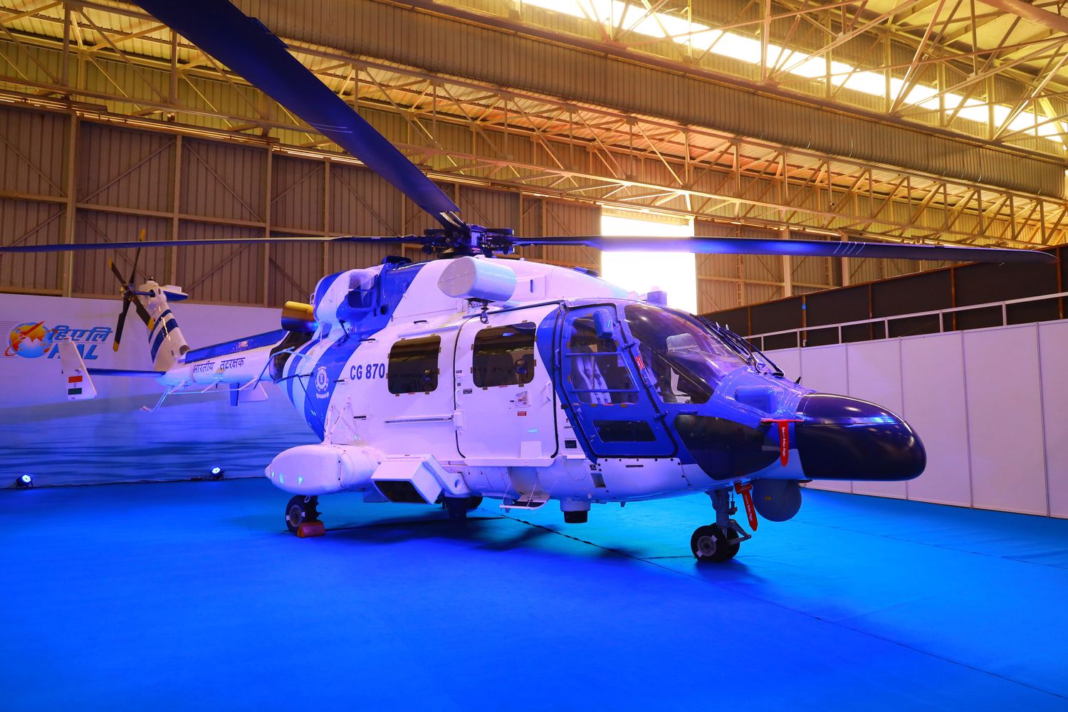 HAL entrega el 16° helicóptero naval ALH Mk III a la Guardia Costera India