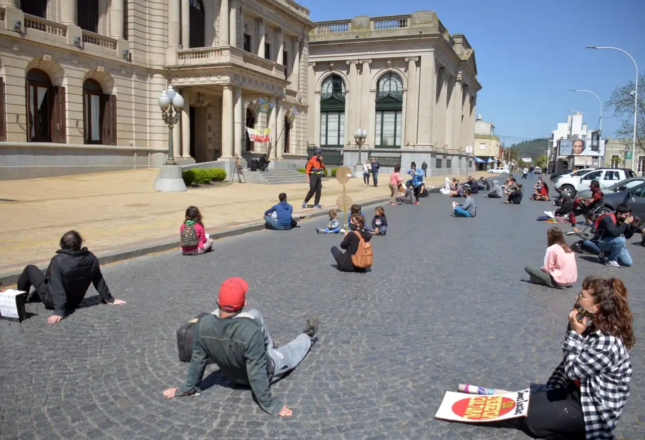 Mientras aguardaban al ministro Costa, los artistas realizaron una sentada 