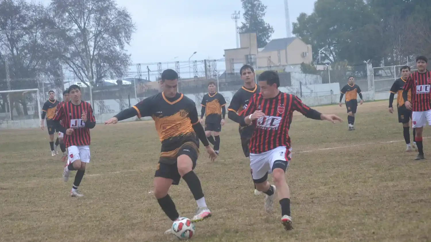 Central resistió con diez hombres y le sacó un valioso empate al líder Juventud