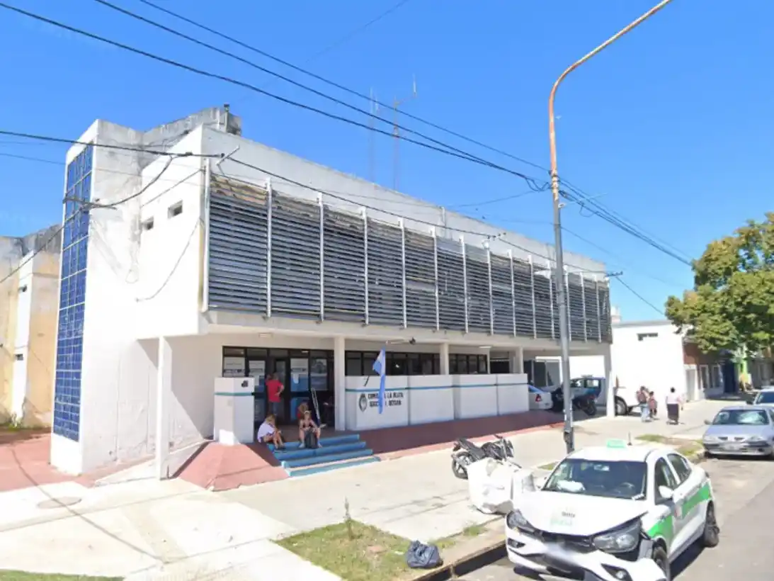 La Comisaría 8° se ubica en barrio Villa Elvira, La Plata.