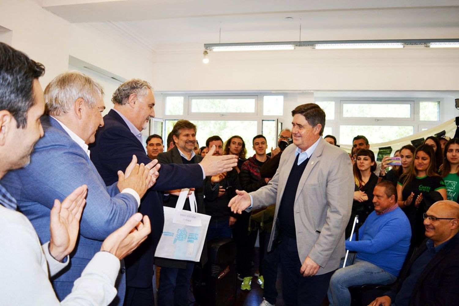 Entregaron pases libres de colectivo para estudiantes