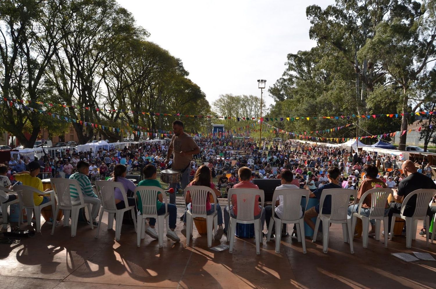 Una multitud se reunió en el espacio público cañaseño para disfrutar del evento.