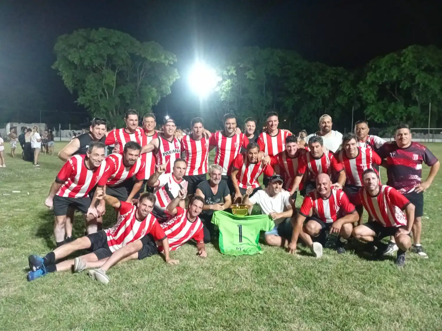 Felicitan a los jugadores senior de Paraná por su campeonato