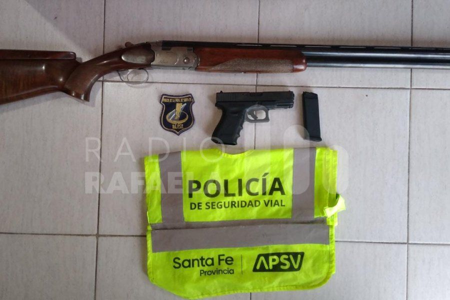Le revisaron la camioneta y encontraron una pistola y una escopeta: no tenía documentación