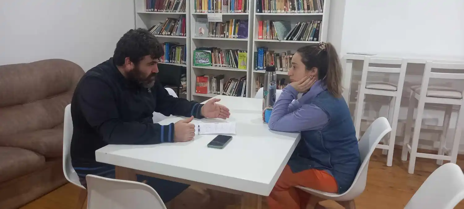 Braian Urban, presidente de la Biblioteca “Sarmiento”, junto a Helena Ardanch, docente de la ESS N° 1 de Villa Cacique.