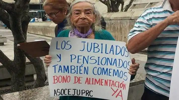 Un pan o mantequilla pequeña: eso compra un pensionado con el aumento NO ANUNCIADO de Maduro