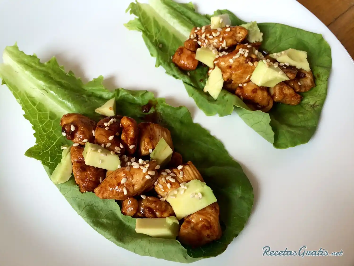 Tacos de lechuga con pollo estilo asiático