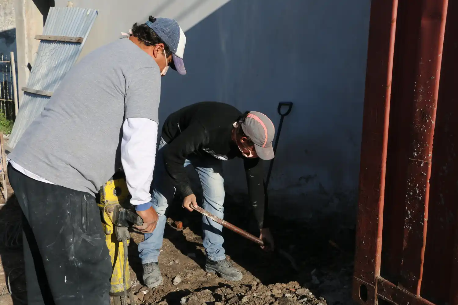 La historia de dos albañiles que empezaron a trabajar igual porque no tienen para comer