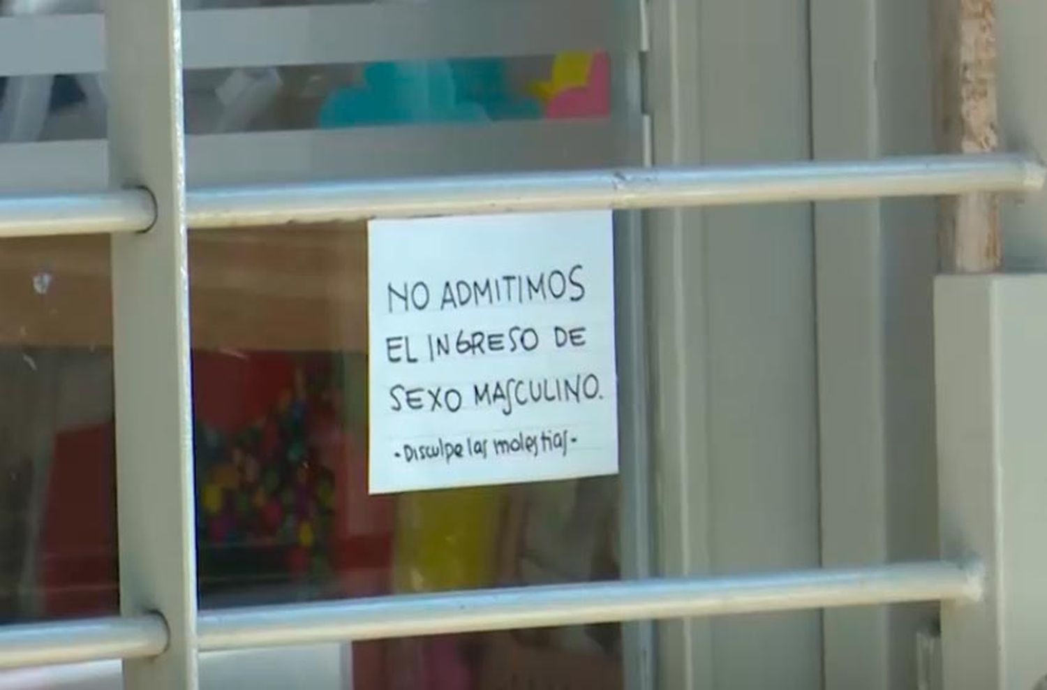 Una casa de decoración prohibió el ingreso de los hombres