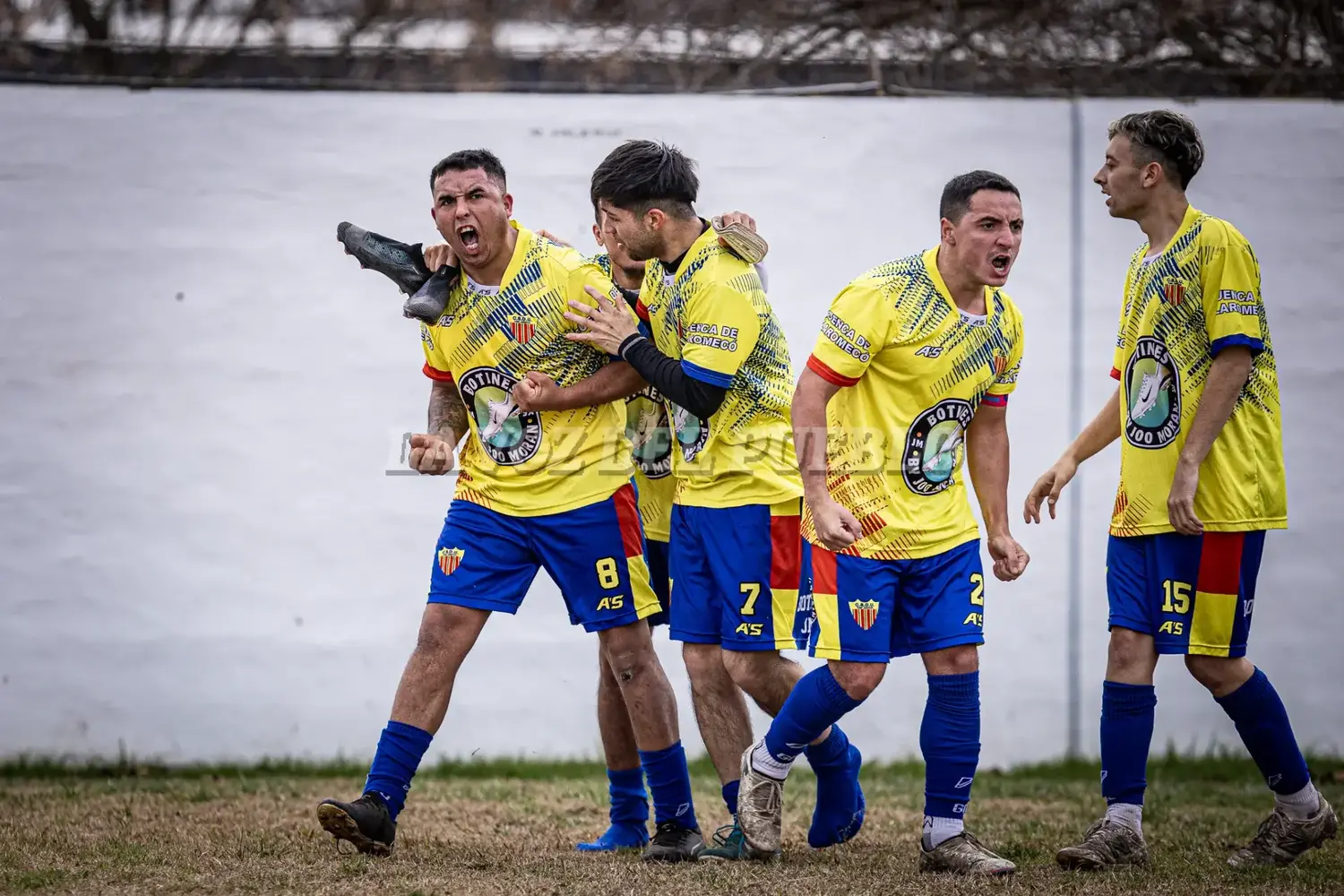 El festejo del gol de Unión, Espinosa autor del tanto lo festeja junto a Carrera mientras Sollano con un grito al costado continua la celebración