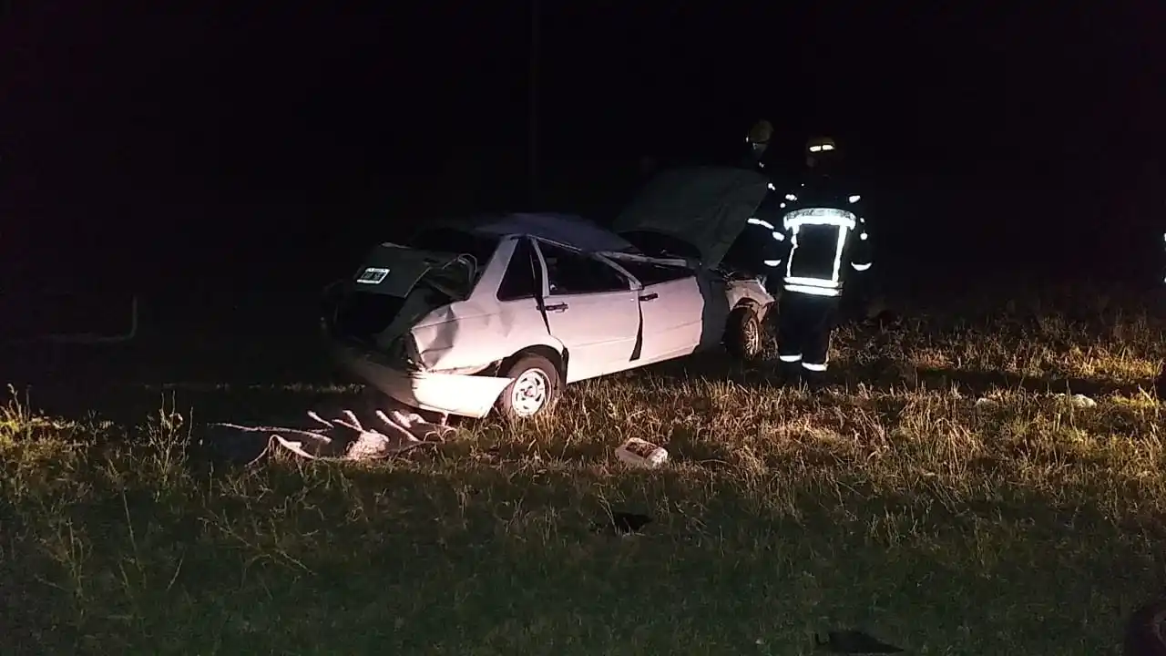 Ruta 1001: Murió una mujer al volcar el auto que manejaba
