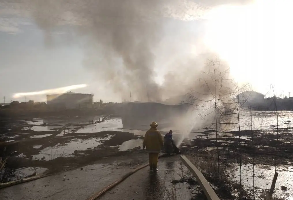 CONTROLAN INCENDIO en patio de tanques de Pdvsa-CABIMAS y deja saldo de 26 lesionados