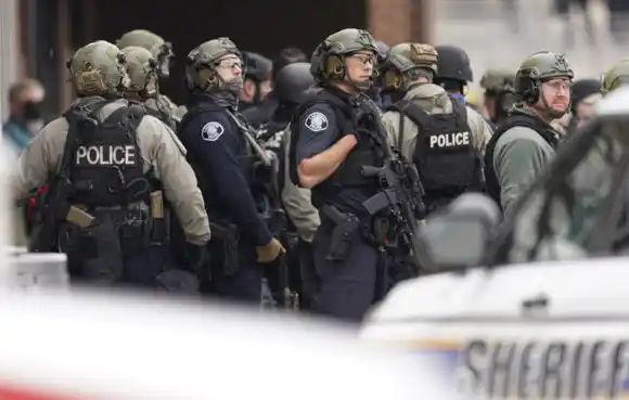 TIROTEO se presenta en Centro Comercial de Colorado