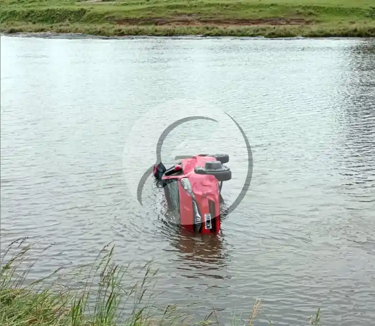 El auto de Vera y Cerfoglio, semihundido en la margen Necochea del río Quequén