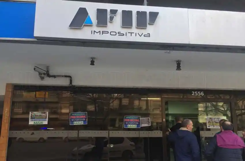 La AFIP oficializó el anticipo de Ganancias o Bienes Personales en la compra de dólar ahorro