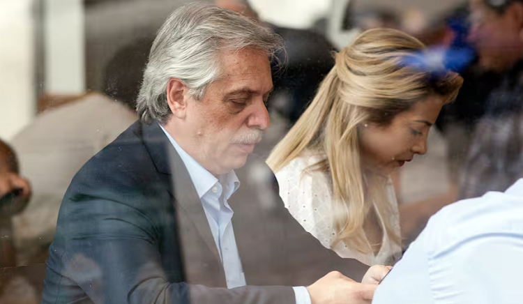 Acusan a Alberto Fernández de violar las restricciones del juez y llaman a declarar a Fabiola Yañez