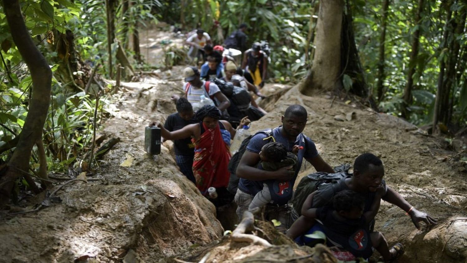ANGUSTIADOS Y DESESPERADOS están familiares de 76 venezolanos, entre ellos 7 niños desaparecidos en la selva del Darién