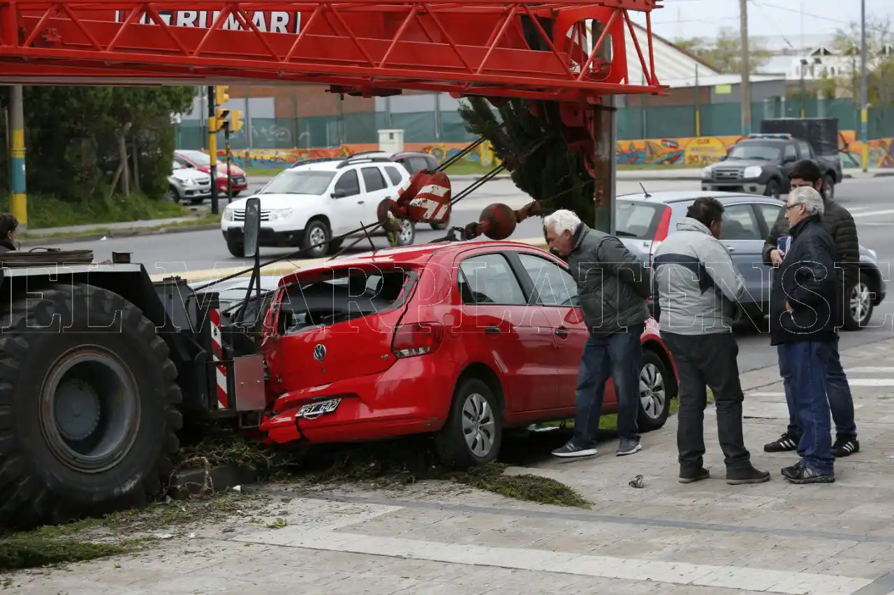 Perdió el control de la grúa y atropelló a su compañero