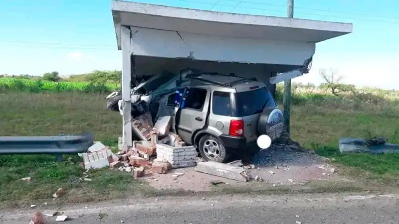 Ruta 12: una camioneta se incrustó en una garita y hay una persona fallecida
