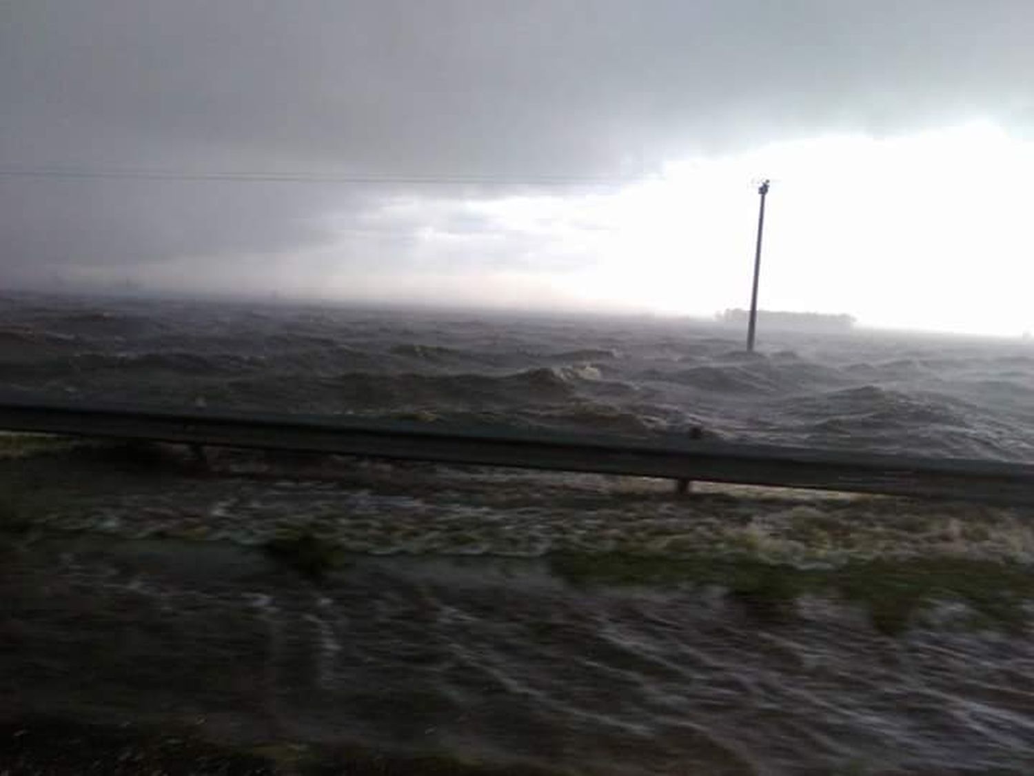 General Villegas bajo el agua: Evacuados, cortes de rutas y pérdidas millonarias