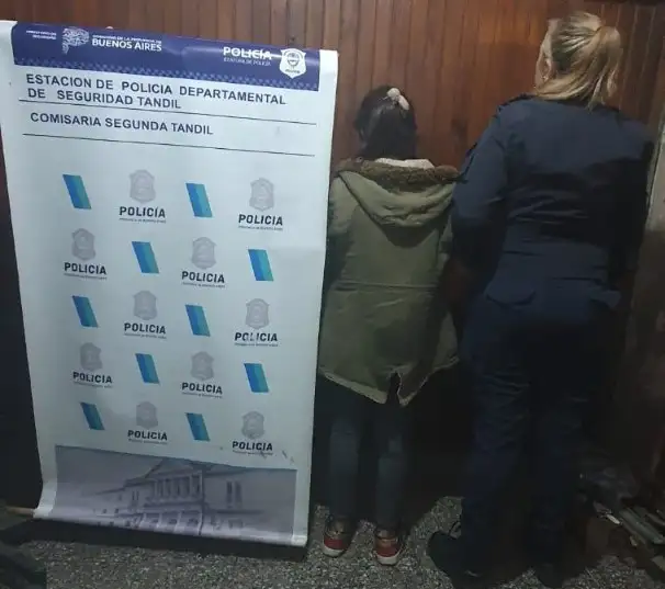La sorprendieron robando y golpeó al denunciante con una botella de vidrio