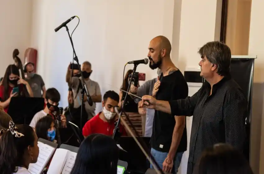 Emoción a flor de piel: Abel Pintos sorprendió en pleno ensayo a la Orquesta Municipal Infanto Juvenil en Mar del Plata