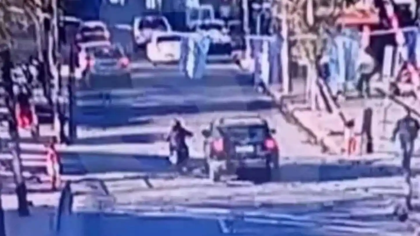 Un abogado atropello a propósito a un motociclista: casi lo mata y se fugó del lugar